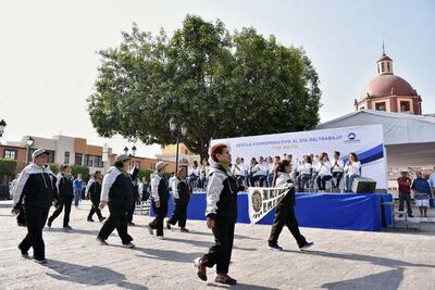 En su día, desfilan trabajadores tras no hacerlo por 2 años