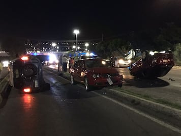 Vuelcan dos vehículos en Bernardo Quintana