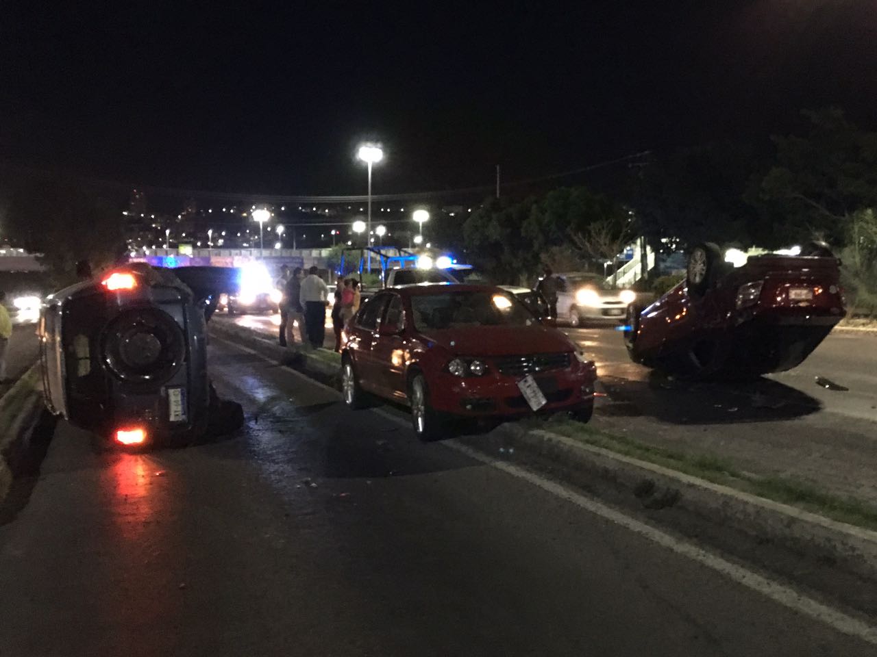 Vuelcan dos vehículos en Bernardo Quintana