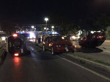 Vuelcan dos vehículos en Bernardo Quintana