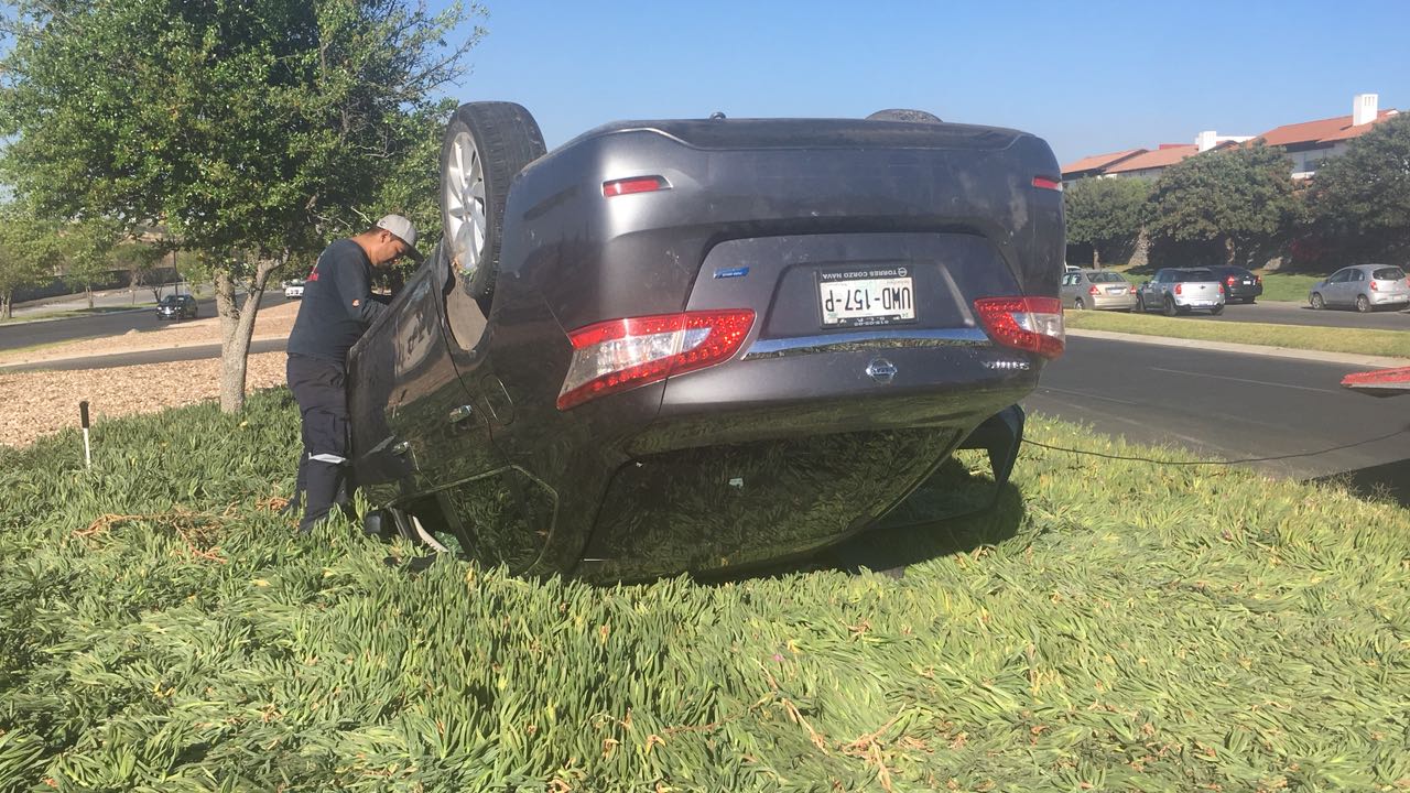 Vuelca automóvil donde viajaban jugadoras de Gallos Blancos femenil