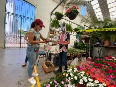 Con largas filas y restricciones, abren el mercado de Las Flores 