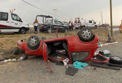 Dos lesionadas en volcadura