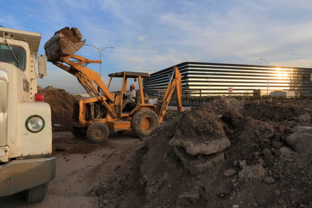 La Avenida Camelinas es de competencia municipal pero las autoridades capitalinas dicen que no hicieron la obra (ARCHIVO. EL UNIVERSAL)