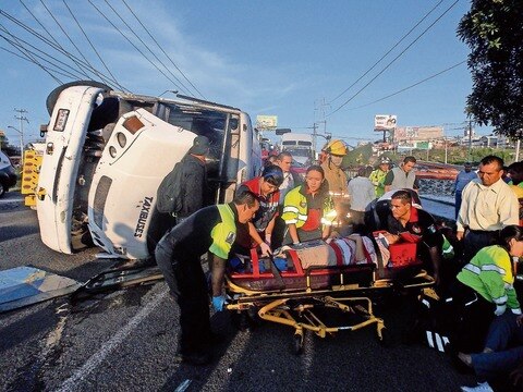 Volcadura de camión deja 23 lesionados