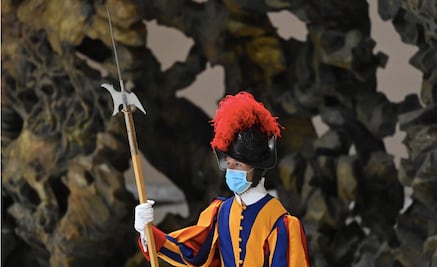 Al menos 11 guardias suizos, protectores del Papa Francisco, dan positivo a Covid-19