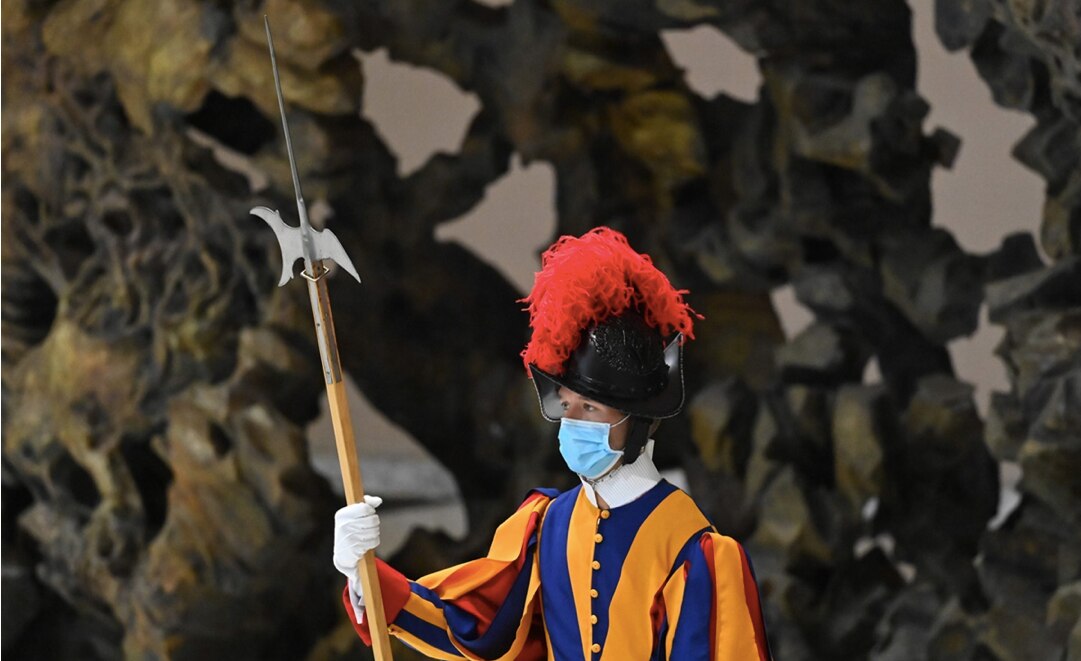 Al menos 11 guardias suizos, protectores del Papa Francisco, dan positivo a Covid-19