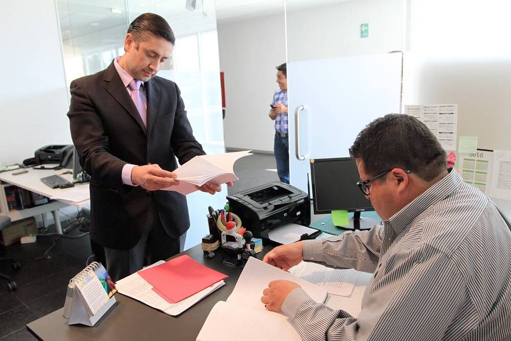 Miguel Nava entregó un documento de incoformidad en la Oficialía de Partes del Congreso local, por el proceso “subjetivo” de reelección que se realiza (CÉSAR GÓMEZ. EL UNIVERSAL)