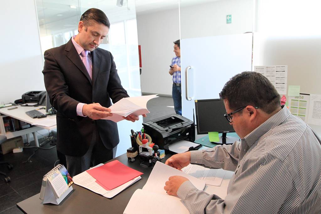 Miguel Nava entregó un documento de incoformidad en la Oficialía de Partes del Congreso local, por el proceso “subjetivo” de reelección que se realiza (CÉSAR GÓMEZ. EL UNIVERSAL)