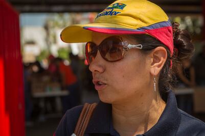 Ecuatoriana se solidariza y ayuda a recolectar alimentos