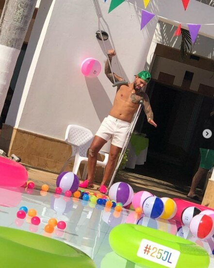 Maluma celebra sus 25 años con chapuzón 