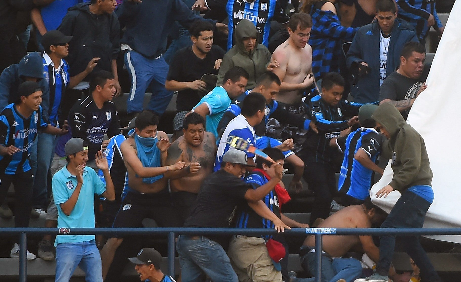 Vetan de los estadios a la barra de Gallos
