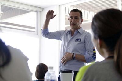 Pugna por trabajar de la mano con el gobierno