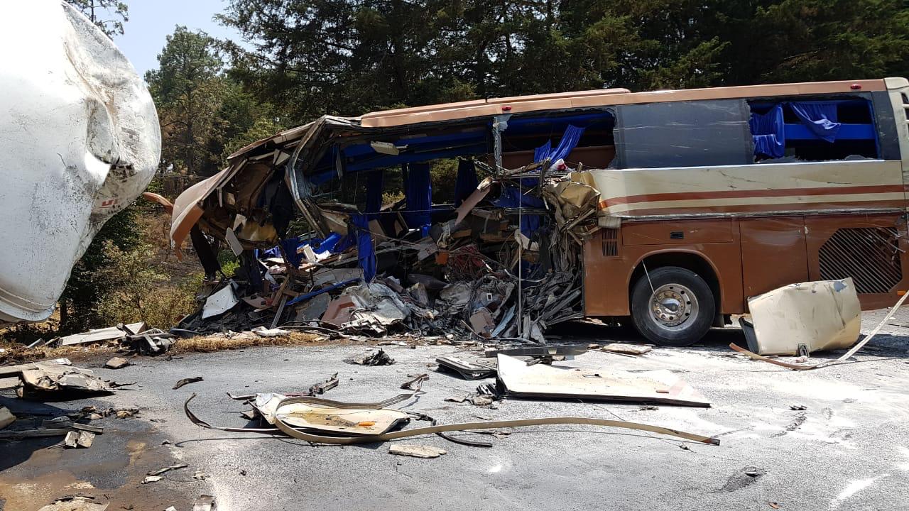 Pipa impacta autobús de staff de Marco Antonio Solís; hay un muerto