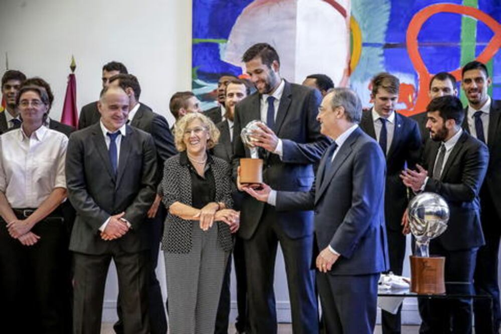 Ayón celebra otro título