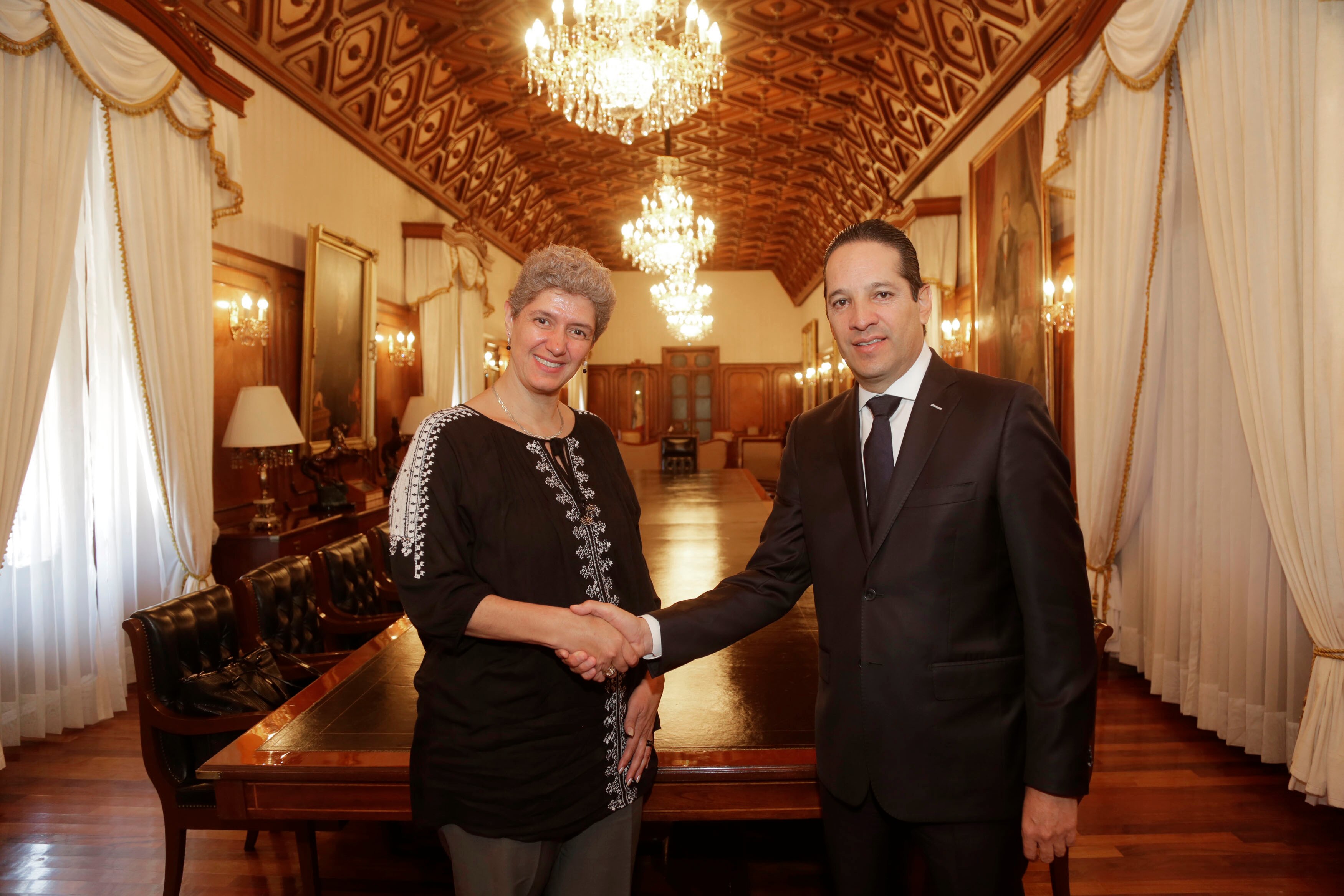 Recibe gobernador a la rectora electa de la UAQ