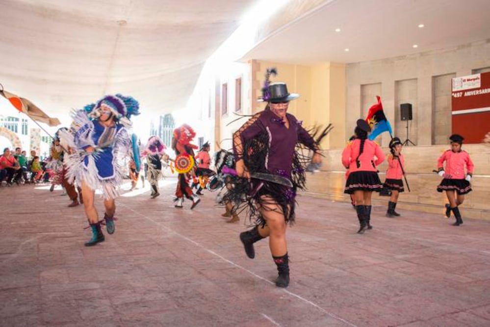 El grupo de apaches y soldados de Carrillo ejecutan sus danzas, representación mítica de escaramuzas entre nativos y conquistadores, mientras más personas se acercan. Foto: Domingo Valdéz