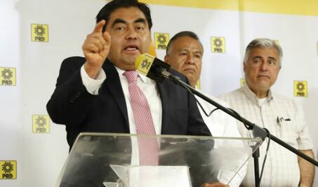 El senador Miguel Barbosa presenta su renuncia al PRD