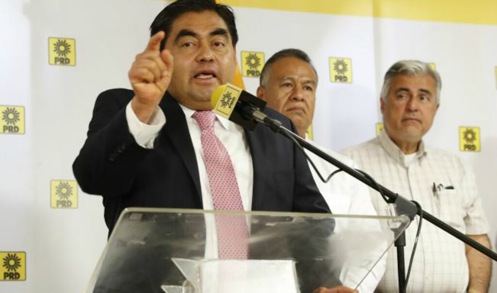 El senador Miguel Barbosa presenta su renuncia al PRD