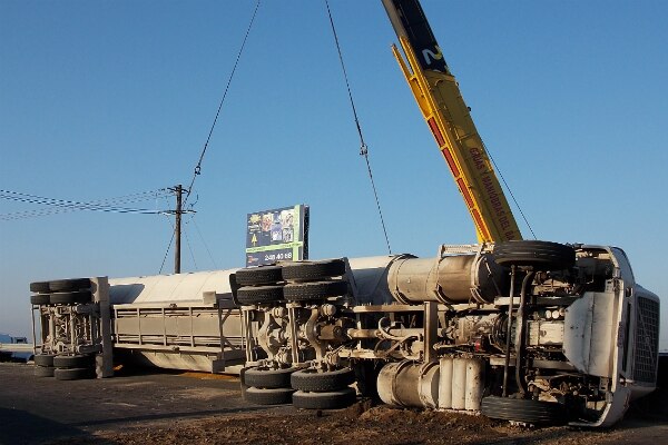 Vuelca tráiler en B. Quintana