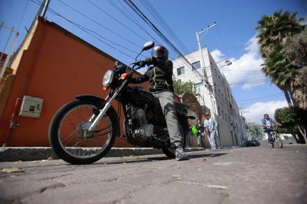 Libran la escasez de gasolina en motocicleta 