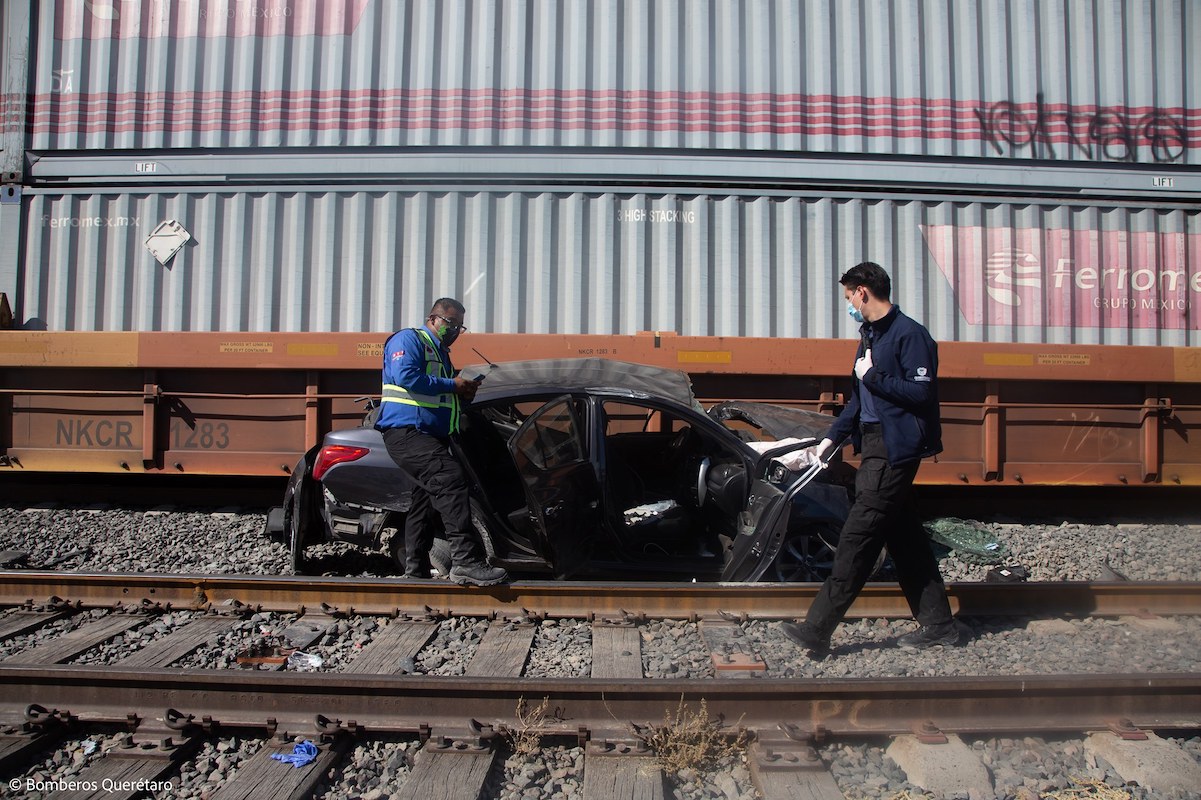 Tren arrastra vehículo en Santa María Magdalena, Querétaro