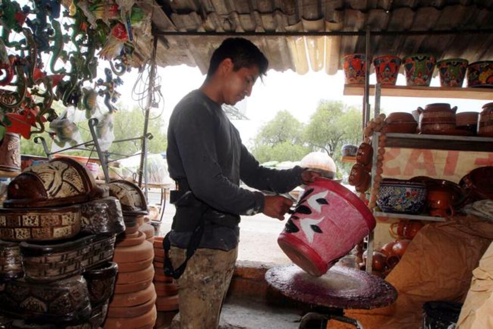 Abel comparte que para atraer a los clientes ofrecen una promoción de tres o hasta cuatro macetas por 100 pesos. (CÉSAR GÓMEZ. EL UNIVERSAL)