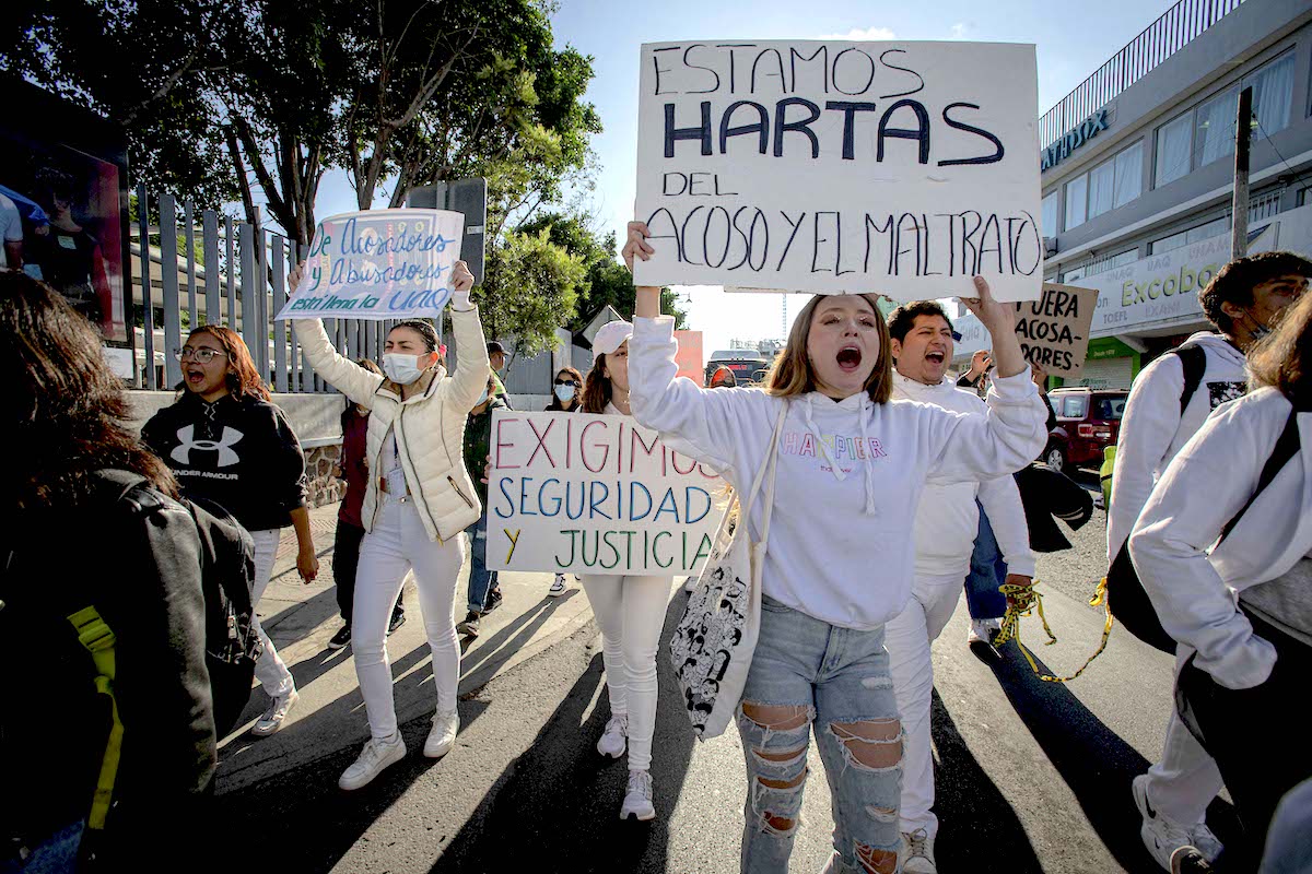 Universitarios exigen disculpa de la rectora