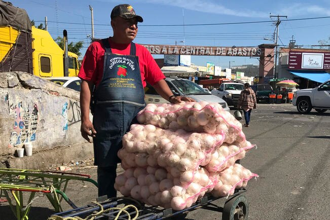 Detienen a 15 en la Central de Abastos