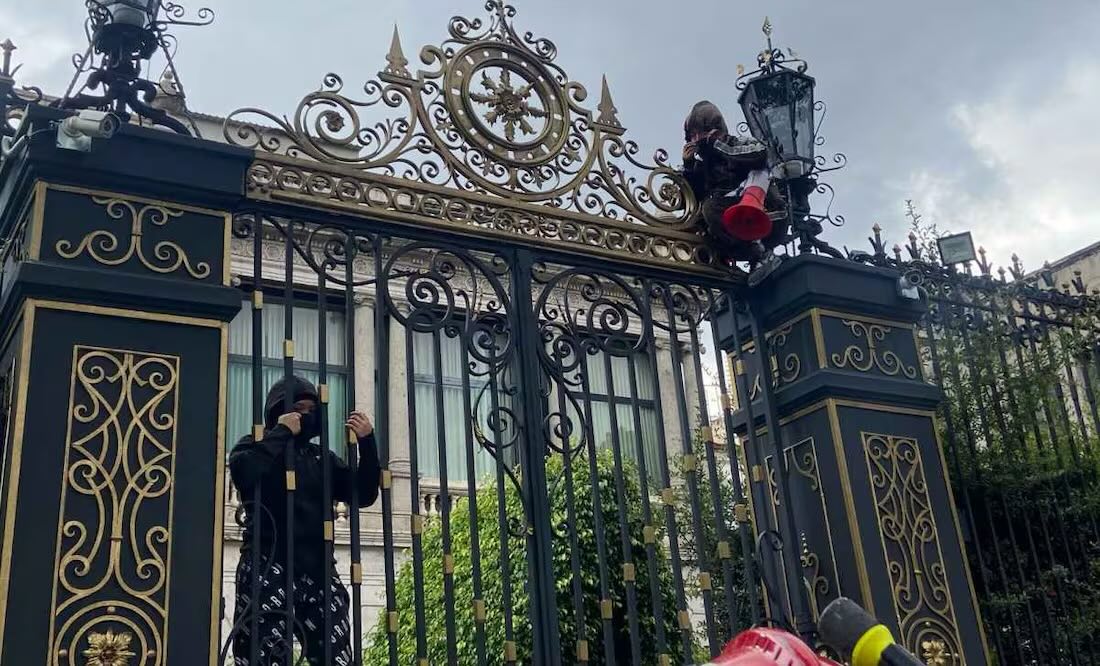 Colectivo feminista protesta en Segob; escalan rejas para exigir audiencia con Rosa Icela Rodríguez por caso de abuso sexual