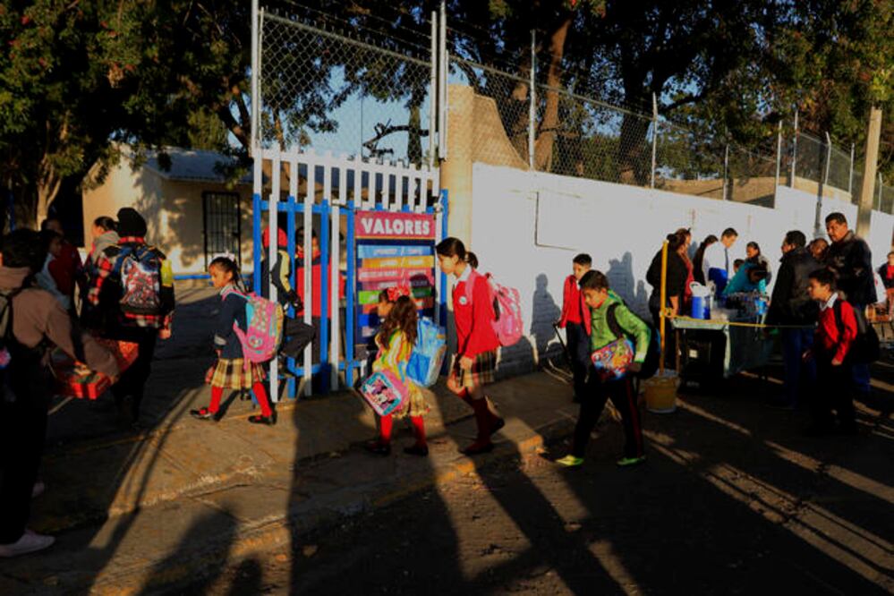 Para algunos padres y niños, el regreso a clases fue como un día más, pues dijeron que desde la semana pasada ya estaban preparados y mentalizados. Foto: CESAR GÓMEZ. EL UNIVERSAL