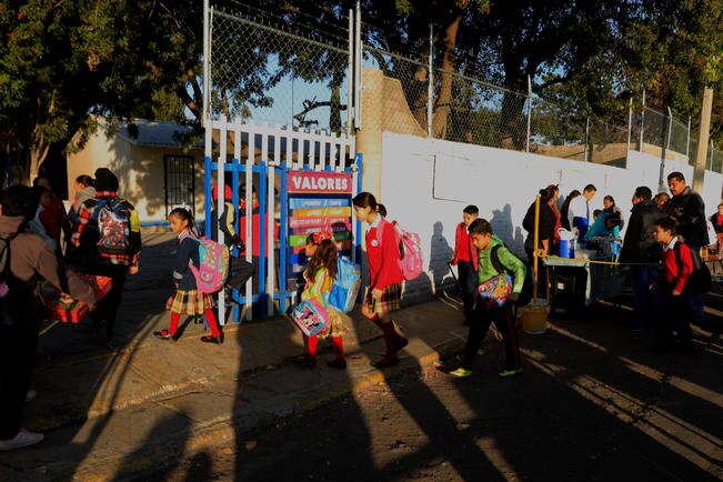 Para algunos padres y niños, el regreso a clases fue como un día más, pues dijeron que desde la semana pasada ya estaban preparados y mentalizados. Foto: CESAR GÓMEZ. EL UNIVERSAL
