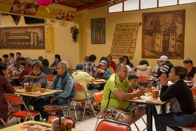 La Menudería Don Martín es un lugar familiar, donde se pueden comer de casi todos los antojitos mexicanos que se quieran a buen precio (MARIO VALDES. EL UNIVERSAL)