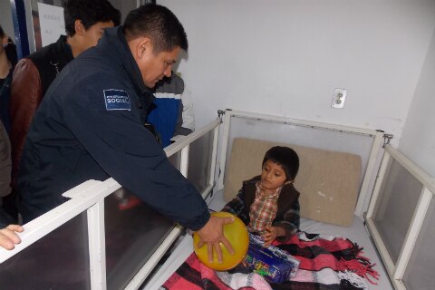Policías municipales entregan juguetes