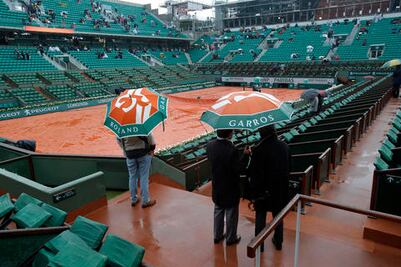Lluvia obliga a suspender jornada en Roland Garros 