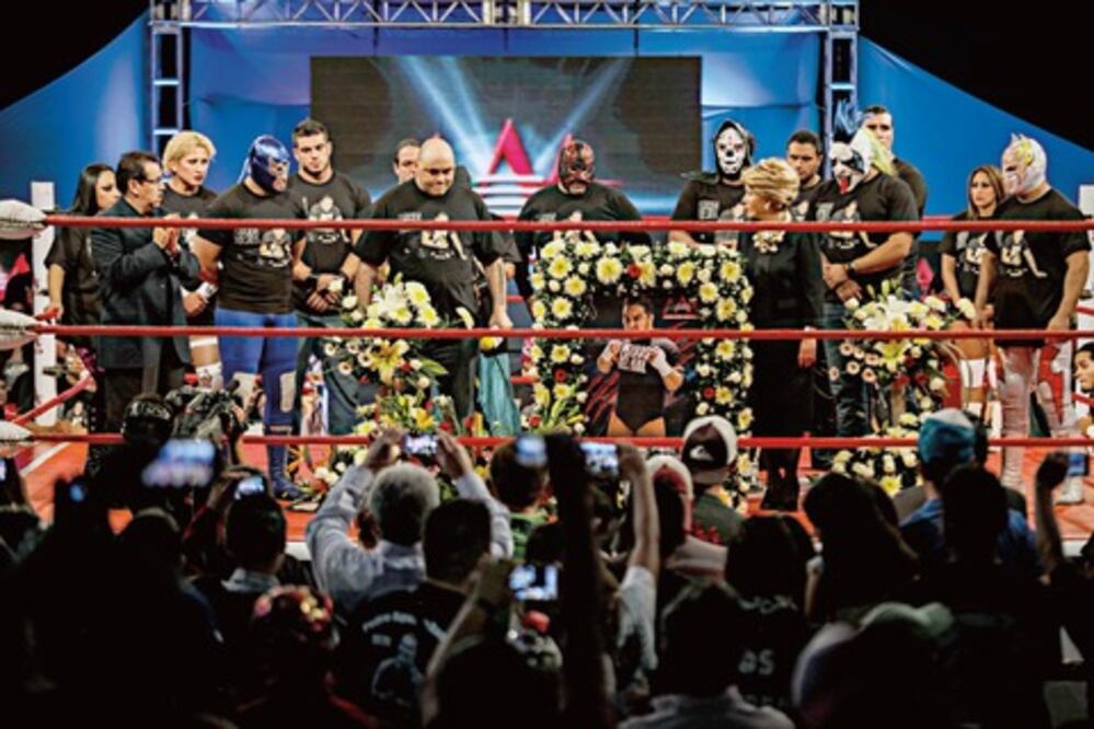 Luchadores de la AAA recuerdan al héroe 