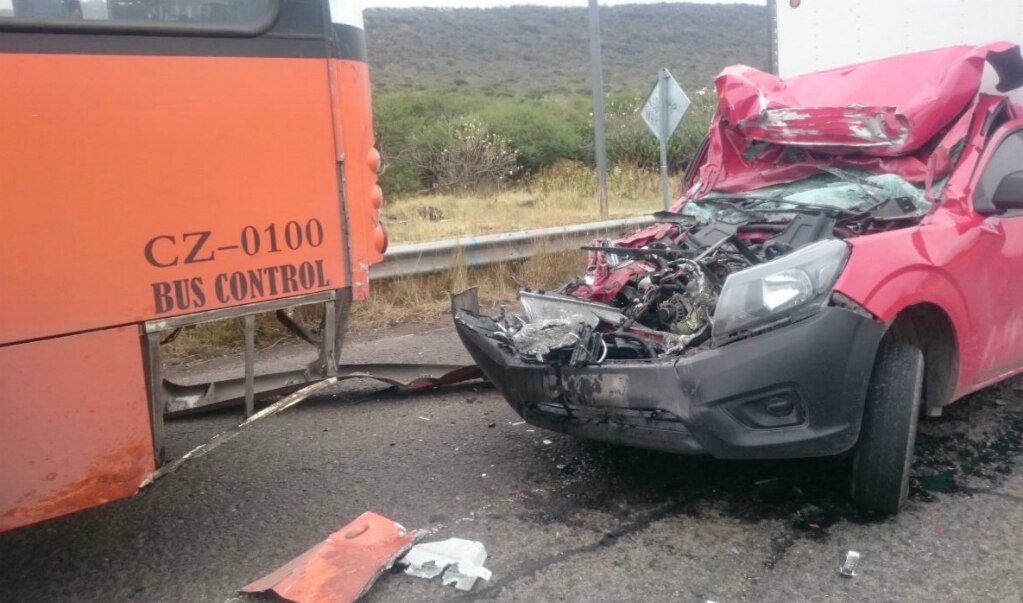 Se estrella en un camión de Transporte Público