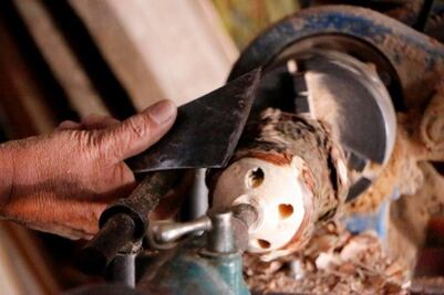 En Toluca, utilizan árboles de Navidad para hacer artesanías