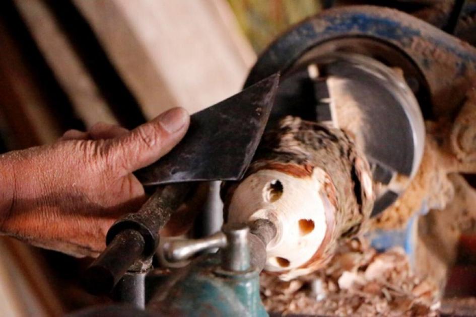 En Toluca, utilizan árboles de Navidad para hacer artesanías