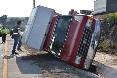 Volcaduras en polos opuestos de la ciudad