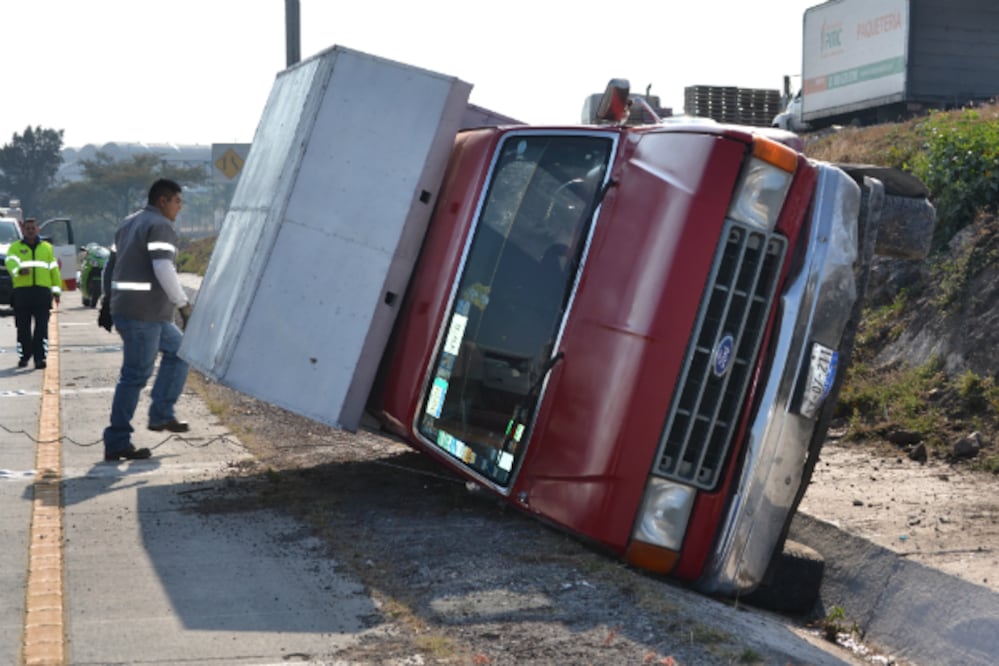Volcaduras en polos opuestos de la ciudad