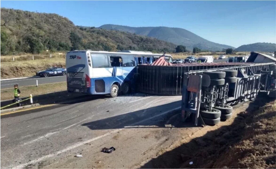 Choque en carretera de Michoacán deja 18 lesionados