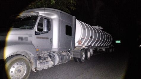 Guardia Nacional recupera tractocamión con 53 mil litros de gasolina en San Juan del Río