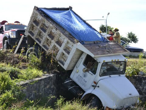 Camión cae en dren