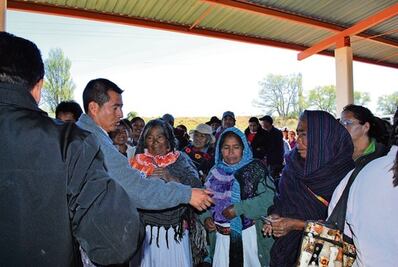 Santiago Mexquititlán recibe 2 mil cobertores 