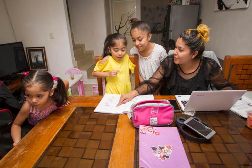 Marittza Navarro se organiza con su esposo para repartirse las tareas del hogar, cumplir con sus respectivos empleos y también atender a sus tres hijas. (Fotos: DEMIAN CHÁVEZ)