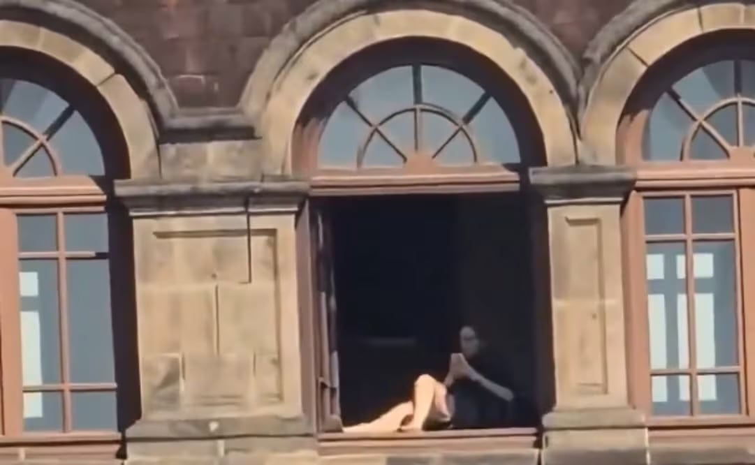 Mujer asoleándose en uno de los balcones de Palacio Nacional. Foto: especial