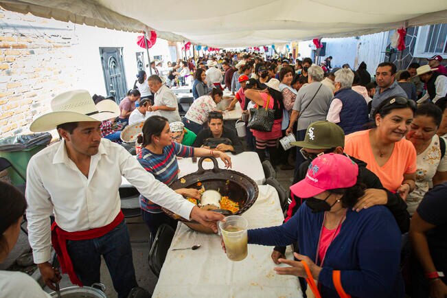 Filas y una larga espera. Todo por un plato compartido de caldo de buey en El Pueblito