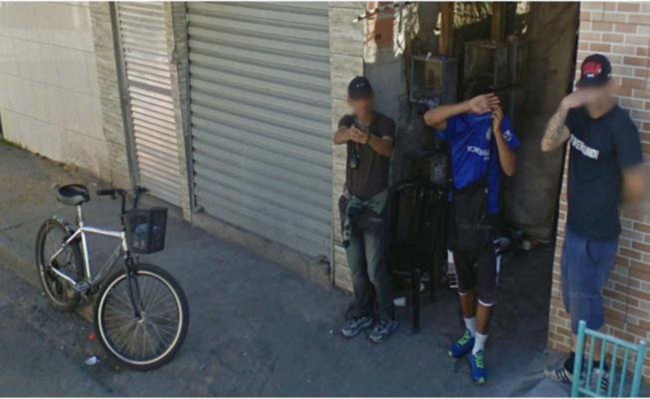 Google Maps capta a un hombre apuntando a sus cámaras