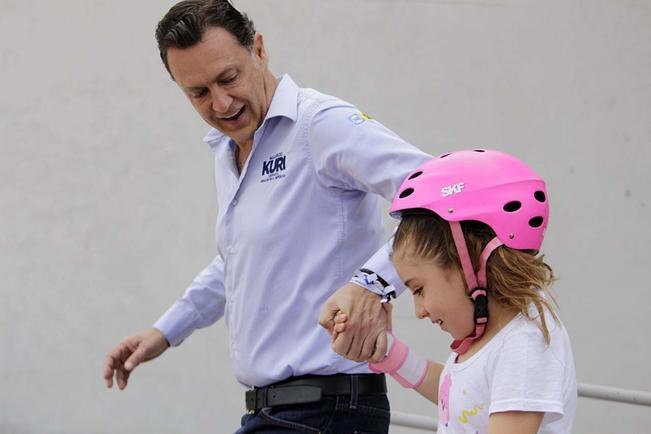 Candidatos regresaron a su infancia y compartieron lo que más les gustaba hacer: Lupita Murguía señaló que andar en bicicleta y Mauricio Kuri dijo que jugar futbol (ESPECIAL)